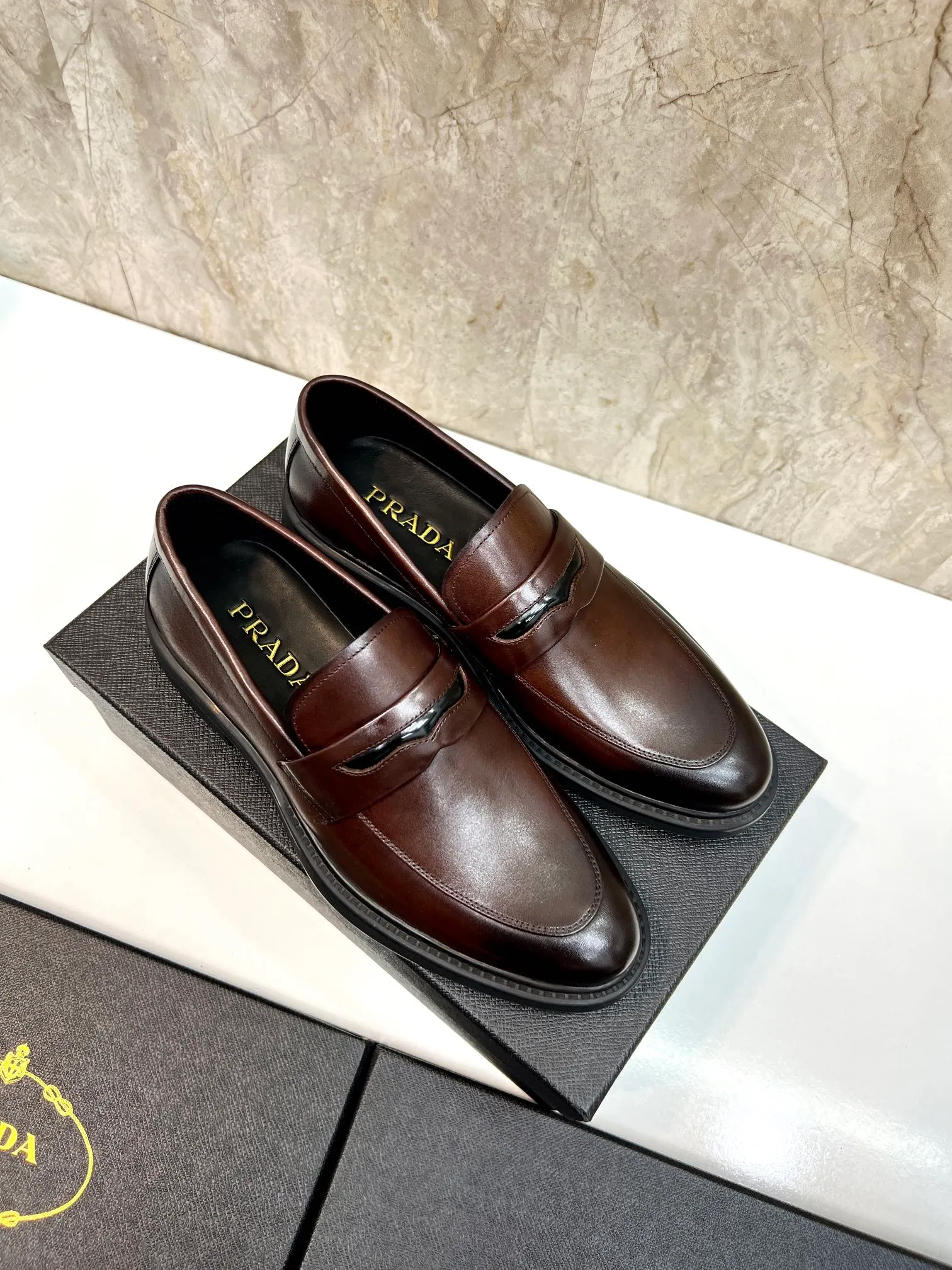 Original order quality: P580 Brand: PRADA (Prada) Standard code: Men's size 38/44 (45 can be customized) Grade: Same style as the official website High-quality men's shoes Material: Original cowhide Water-dyed cowhide lining Rubber outsole Style categories: Men's fashionable formal leather shoes Slip-on men's shoes series Young fashion European and American trends British style Top luxury Color: Actual picture